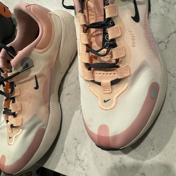 Women’s Nikes - Picture 3 of 9